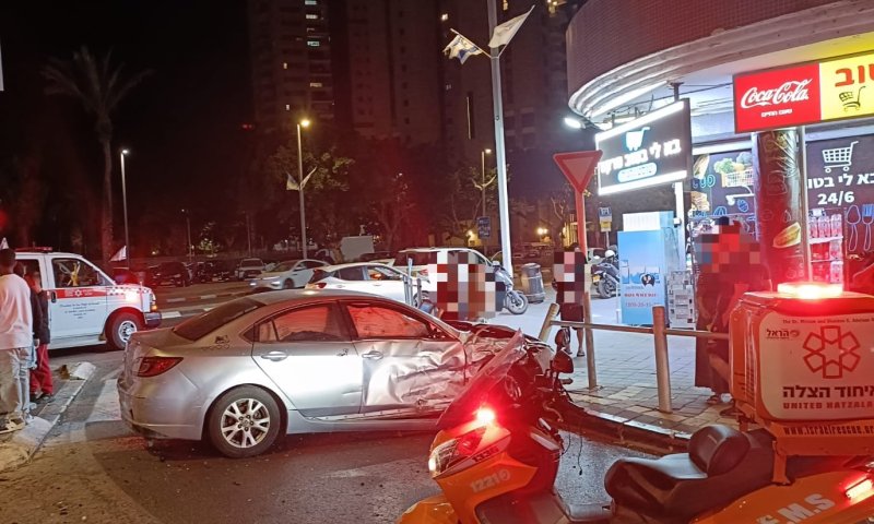2 צעירים נפצעו בתאונה במרכז בת ים