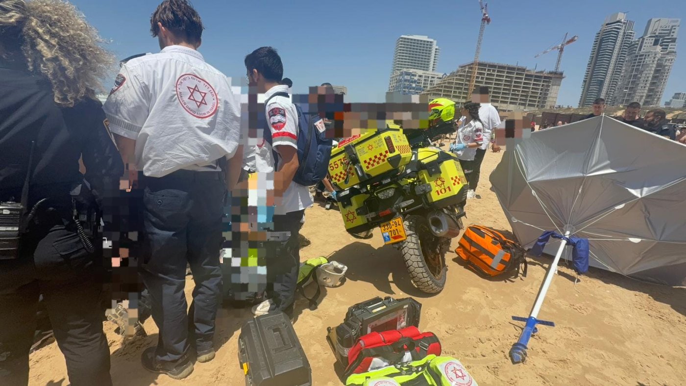 מטוס קל התרסק מול חופי בת ים, נער במצב אנוש