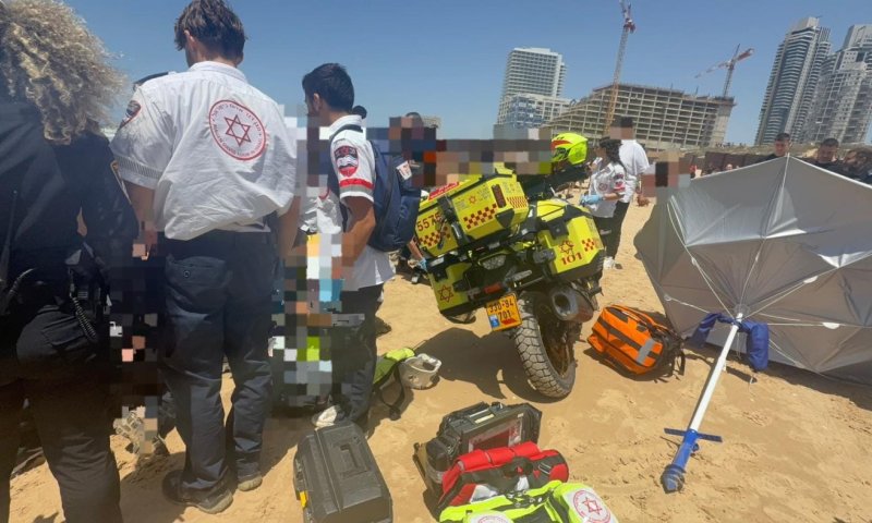 מטוס קל התרסק מול חופי בת ים, נער במצב אנוש