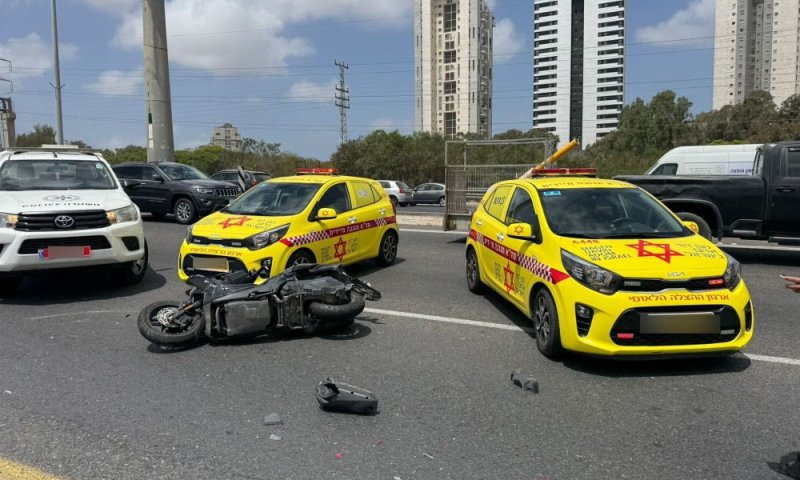 פצוע בתאונה בין אופנוע למשאית בראשון לציון