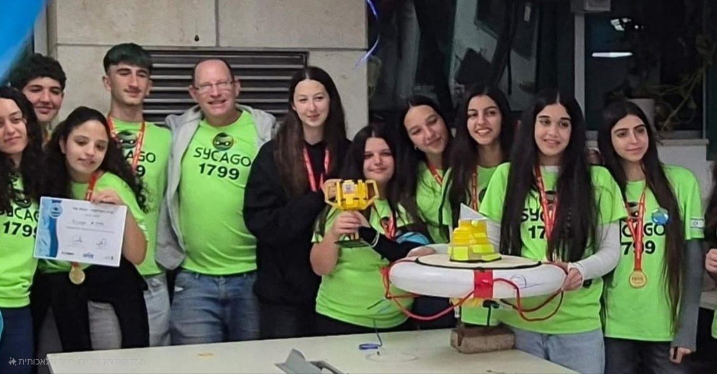עוזרים ותומכים באלופי הרובוטיקה של חולון
