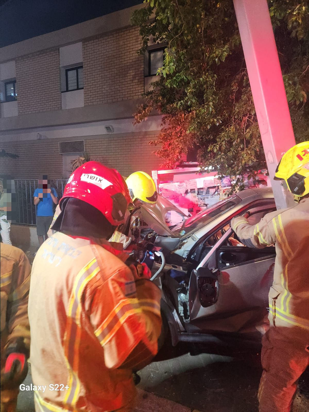 חילוץ לכודה מתאונה קשה בשכונת קריית שרת בחולון