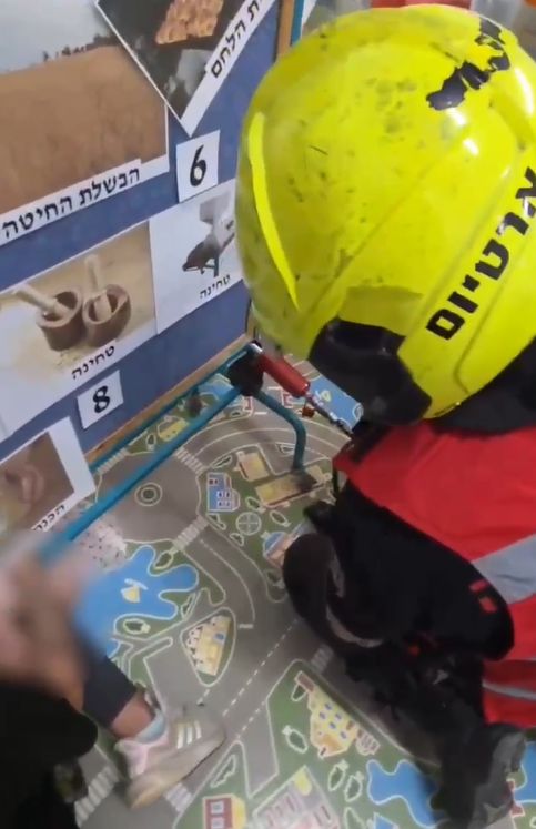 ראש ילדה נלכד בלוח ברזל בגן ילדים בבת ים