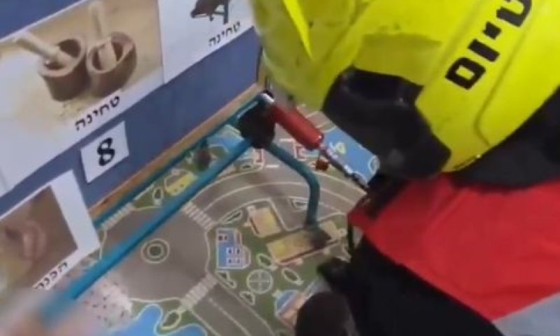 ראש ילדה נלכד בלוח ברזל בגן ילדים בבת ים