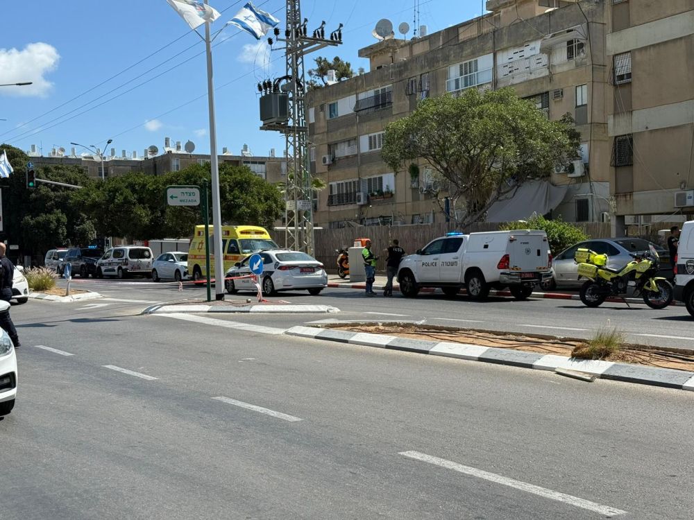 אישה נרצחה בבת ים, בן זוגה מתבצר על גג בניין