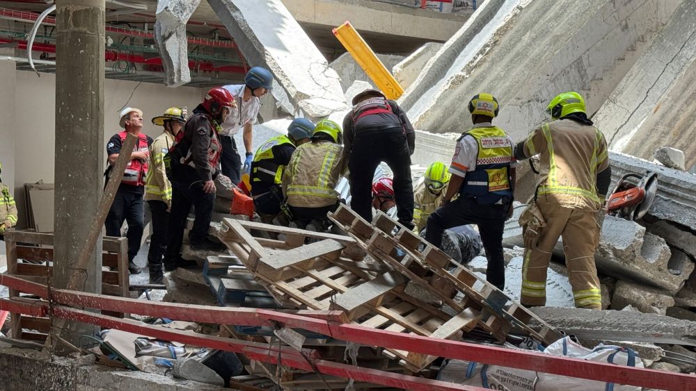 חולץ במצב קשה הפועל שנלכד תחת חפץ כבד בראשון לציון