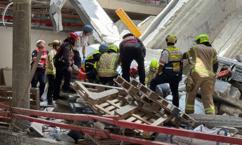 חולץ במצב קשה הפועל שנלכד תחת חפץ כבד בראשון לציון