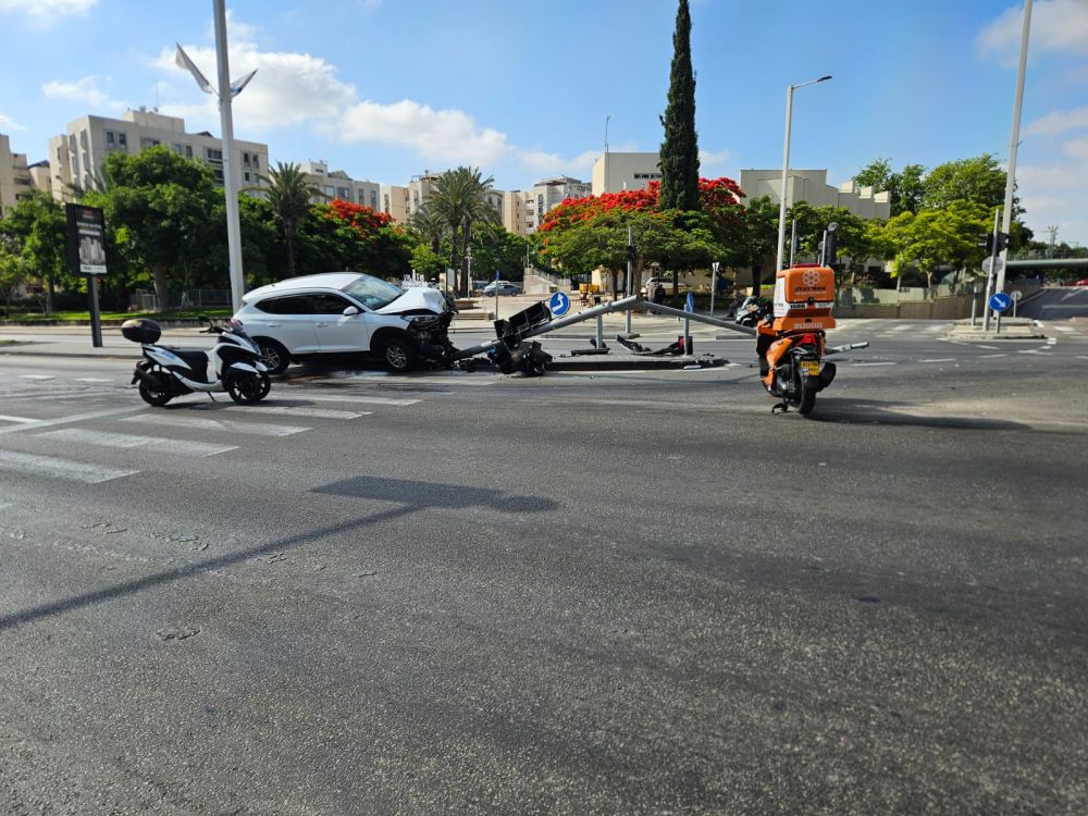 נהג התנגש ברמזור ברחוב יוספטל בבת ים