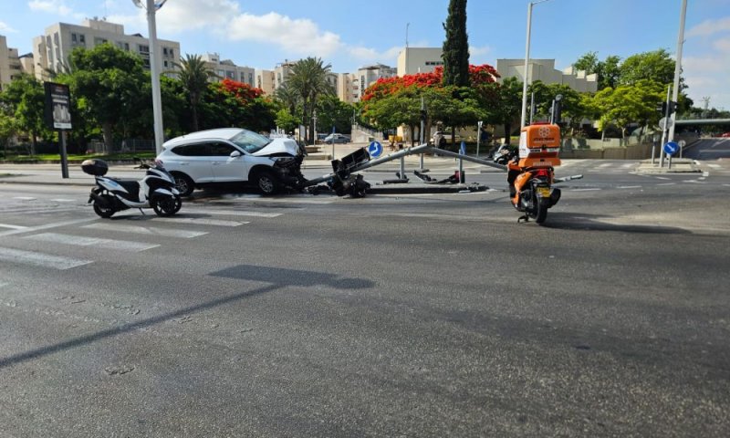 נהג התנגש ברמזור ברחוב יוספטל בבת ים