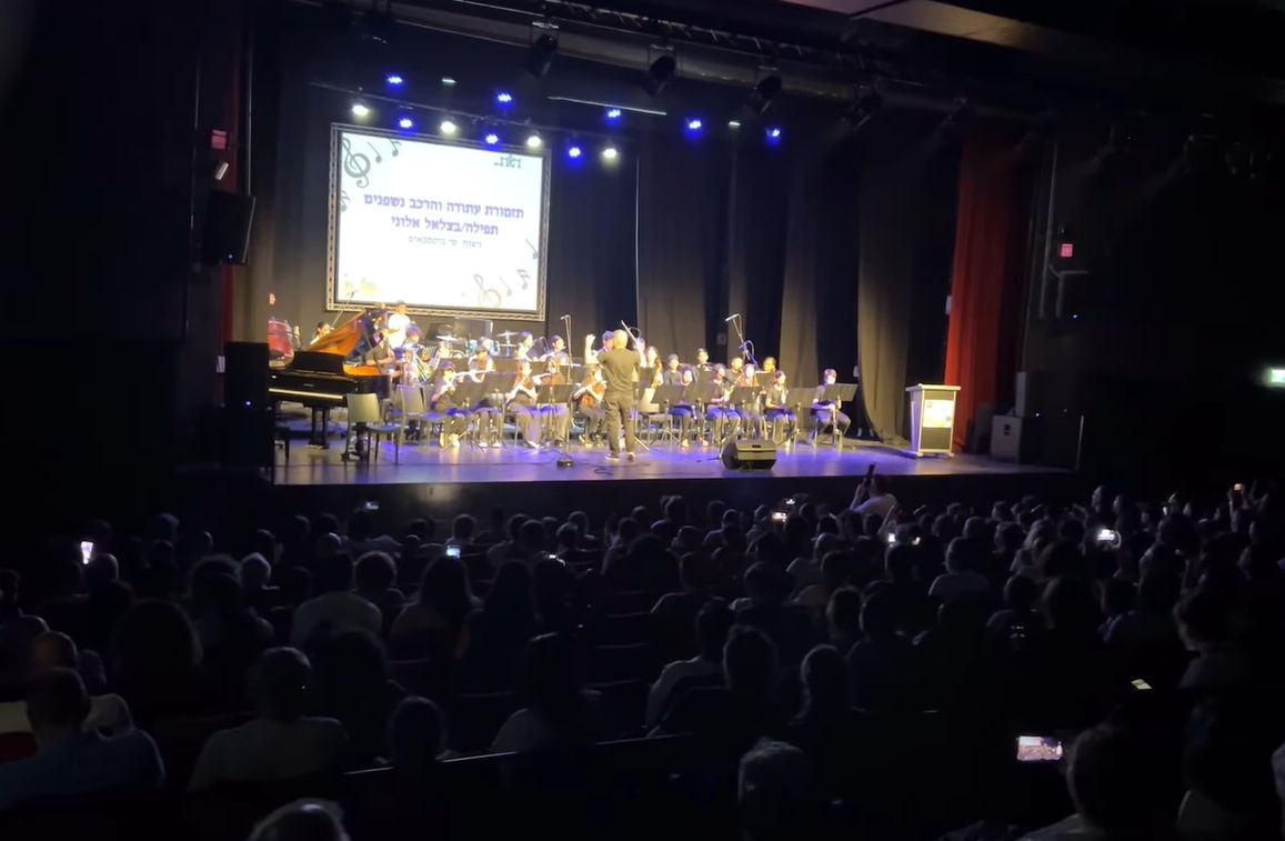 עומר גבאי נפרד ממרכז שטיינברג בקונצרט של מאות חניכים