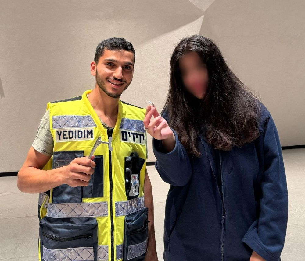 צעירה מבת ים נזקקה לעזרה עם חילוץ טבעת מהאצבע