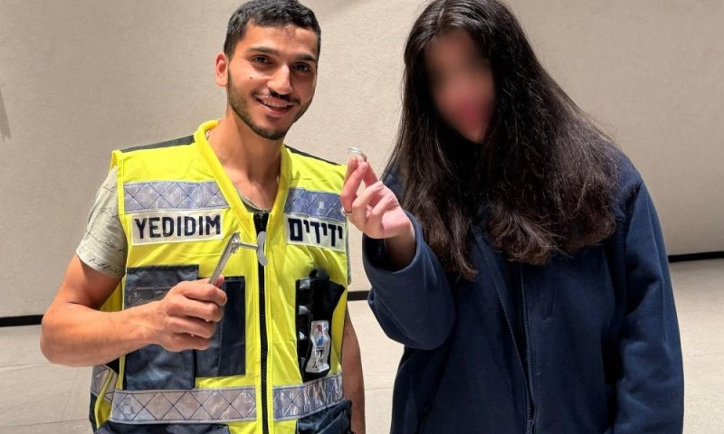 צעירה מבת ים נזקקה לעזרה עם חילוץ טבעת מהאצבע