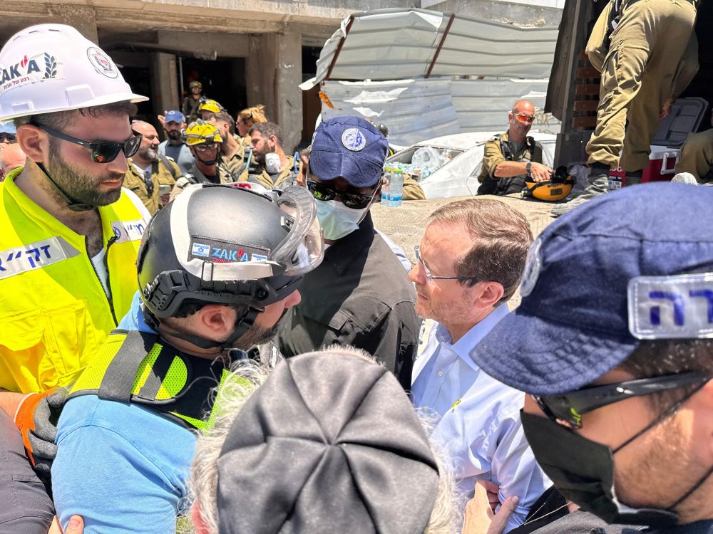 ראש הממשלה, הנשיא, מפכ"ל המשטרה ושרים בכירים הגיעו אל זירת הנפילה בבת ים