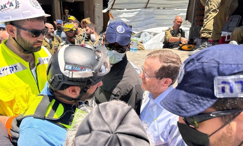 ראש הממשלה, הנשיא, מפכ"ל המשטרה ושרים בכירים הגיעו אל זירת הנפילה בבת ים