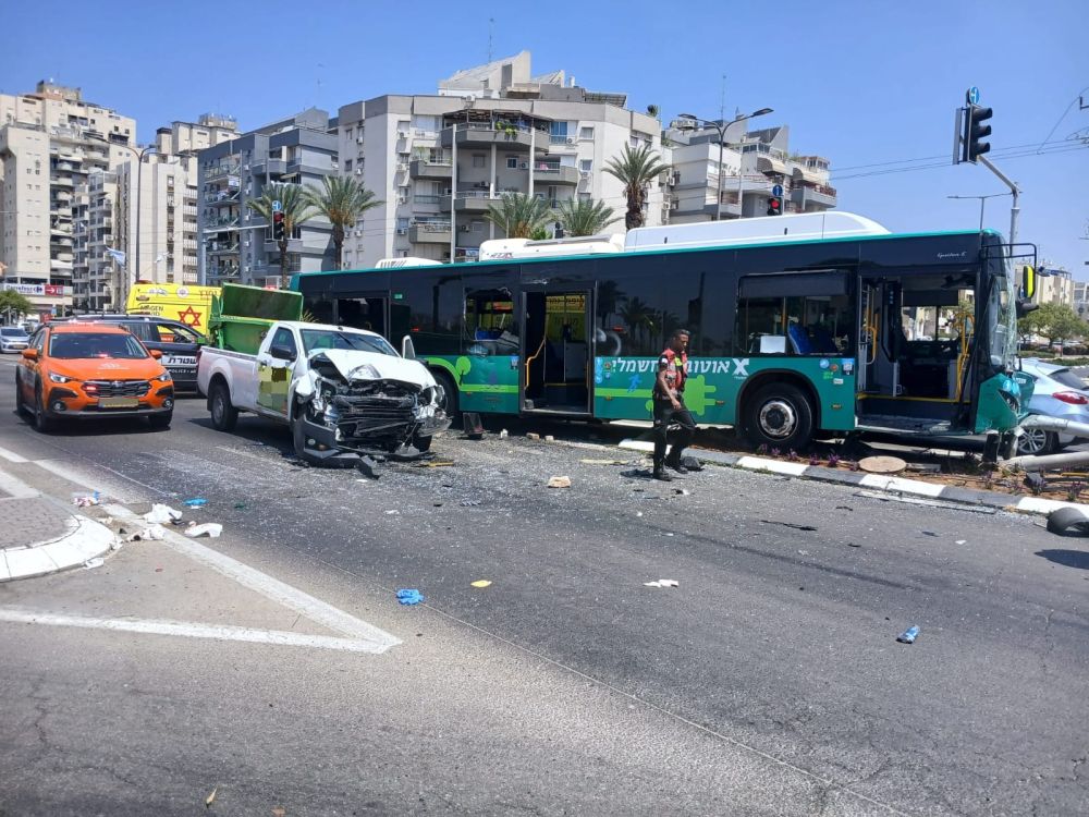 פצועים רבים בתאונה בראשון לציון עם מעורבות אוטובוס