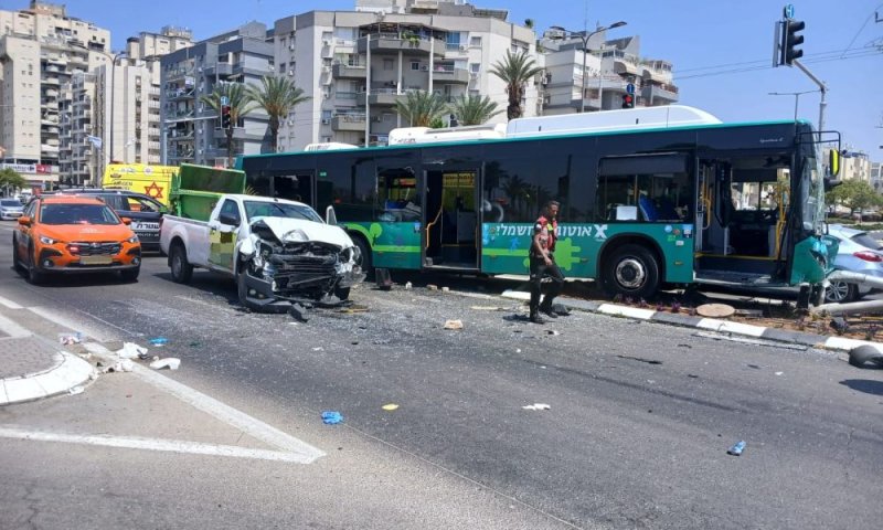 פצועים רבים בתאונה בראשון לציון עם מעורבות אוטובוס