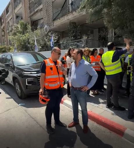 ראש עיריית חולון ביקר באתר הנפילה בבת ים