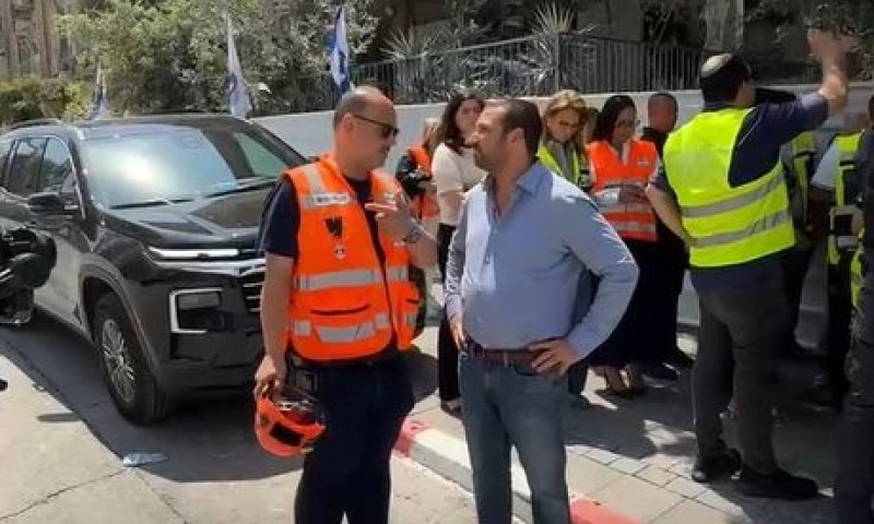 ראש עיריית חולון ביקר באתר הנפילה בבת ים