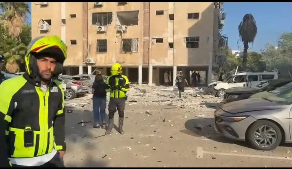3 פצועים קשה בזירת נפילת הטיל בחולון, מרכז למשפחות שנפגעו נפתח בבית הספר גורדון