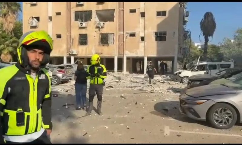 3 פצועים קשה בזירת נפילת הטיל בחולון, מרכז למשפחות שנפגעו נפתח בבית הספר גורדון