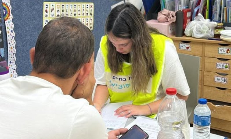 בת ים: נפתח מרכז למשפחות שביתם נפגע מנפילת הטילים