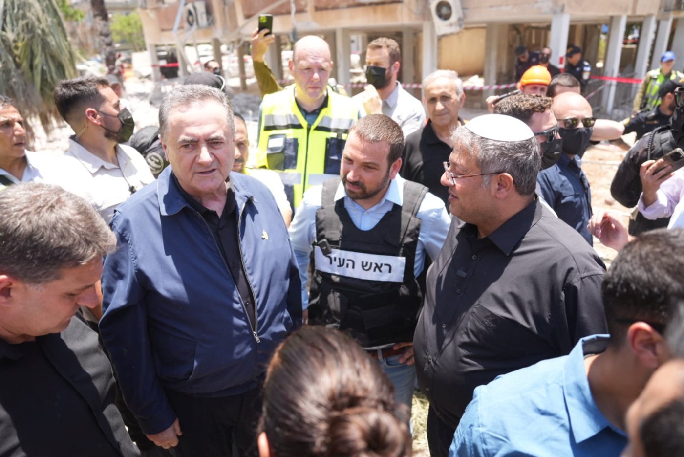 שרים ביקרו בזירת נפילת הטיל בחולון, שיפור במצב הפצועים שפונו אל וולפסון