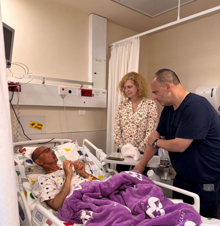ראש עיריית בת ים צביקה ברוט, ביקר פצועים בוולפסון
