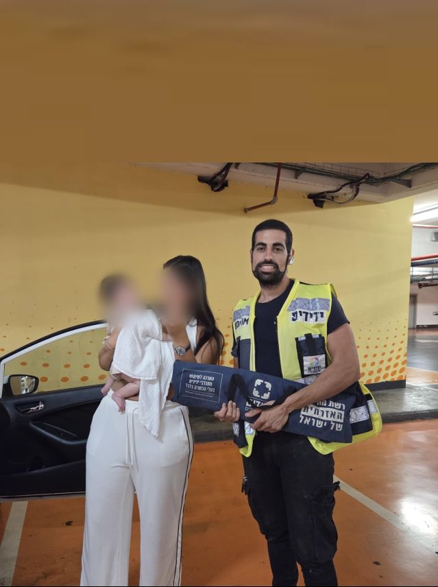 פעוטה בת 8 חודשים ננעלה ברכב בחניון קניון הזהב