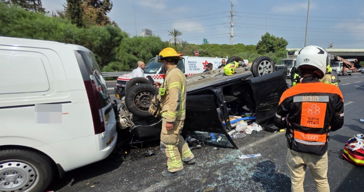 אם ובנה נפצעו בהתהפכות רכב במחלף השבעה