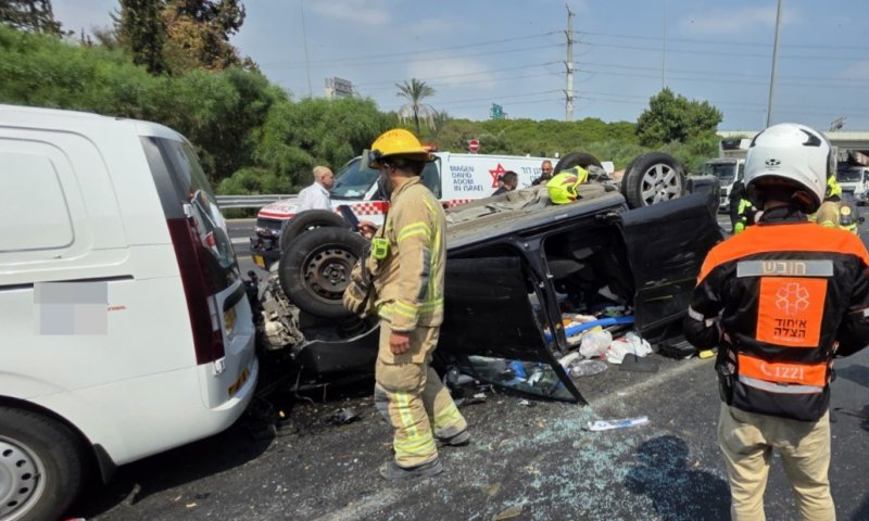 אם ובנה נפצעו בהתהפכות רכב במחלף השבעה