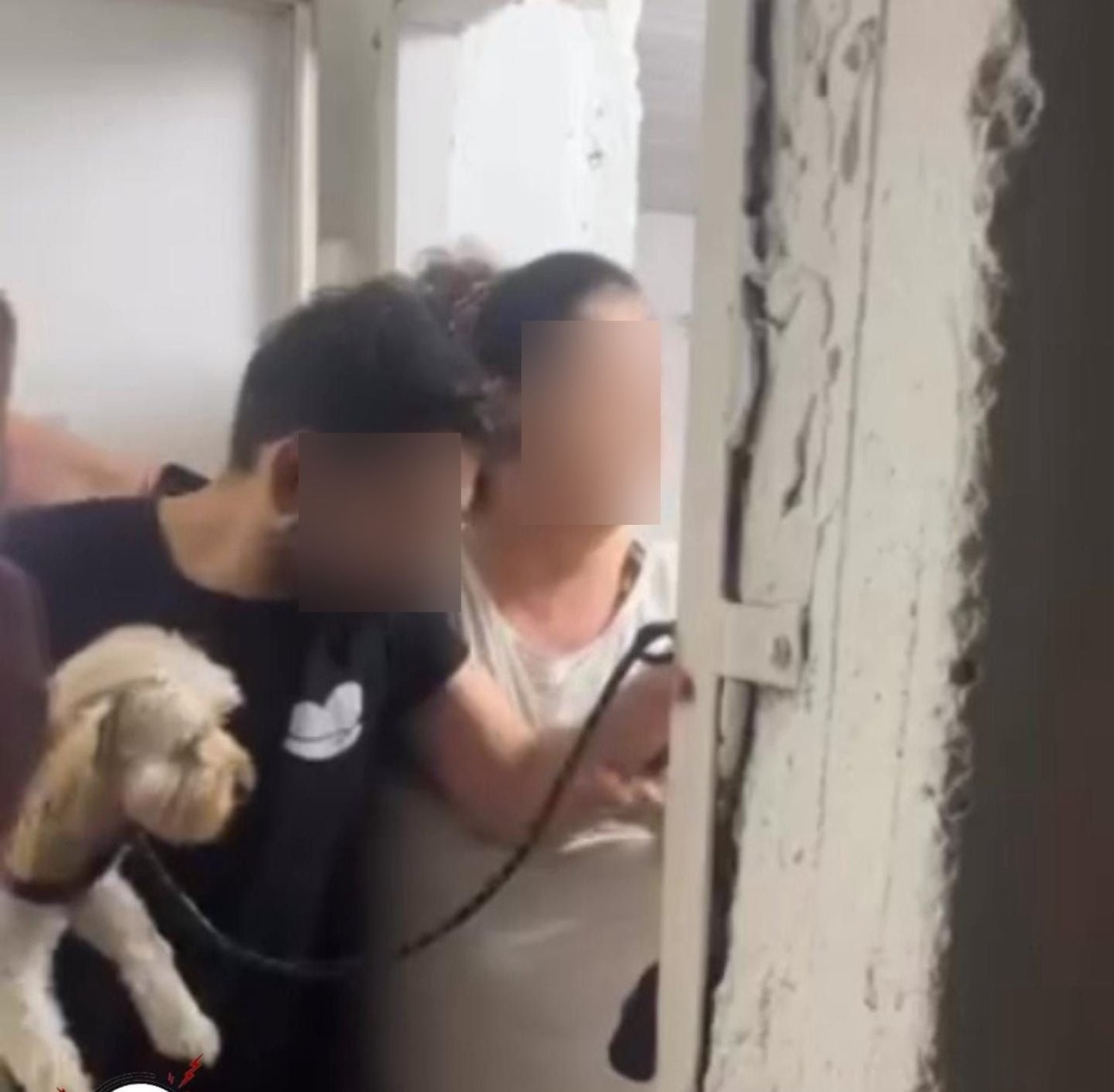 תושבת בת ים מנעה מאדם עם כלב להכנס למקלט בזמן אזעקה