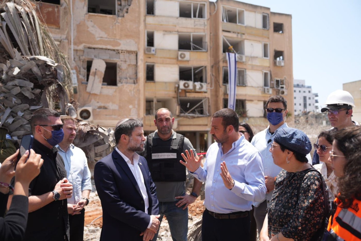 שר האוצר נפגש עם ראש עיריית חולון באתר נפילת הטיל בעיר
