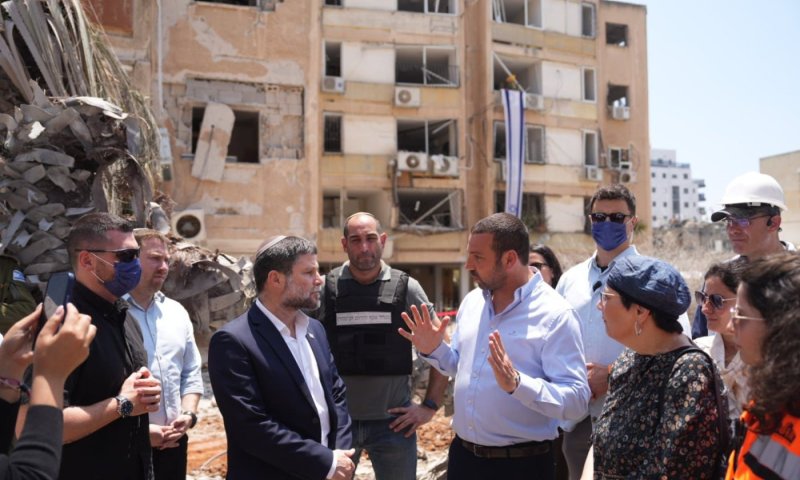 שר האוצר נפגש עם ראש עיריית חולון באתר נפילת הטיל בעיר