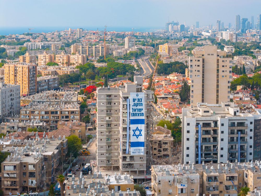 דגלי ענק של ישראל נתלו בזירת נפילת הטיל בבת ים