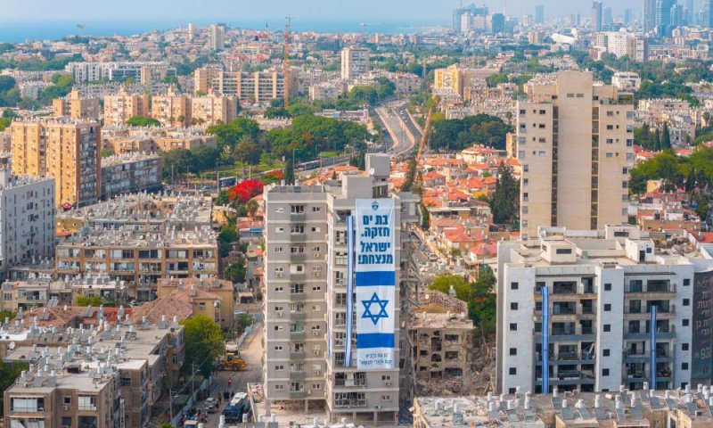 דגלי ענק של ישראל נתלו בזירת נפילת הטיל בבת ים