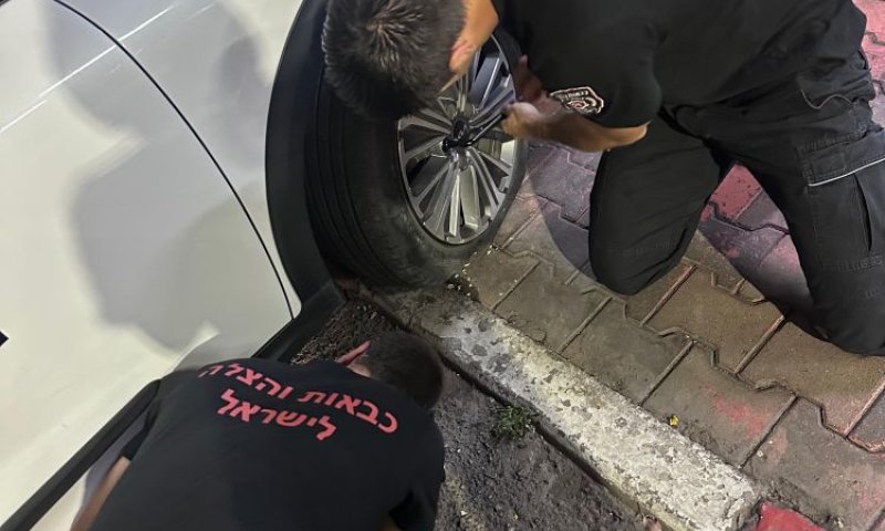 נתקע עם פנצ'ר בחולון וזכה לעזרה מפתיעה
