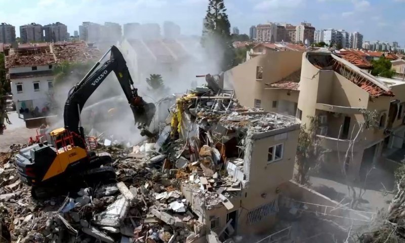 החלה הריסת הבניינים בראשון לציון שנפגעו מהטיל