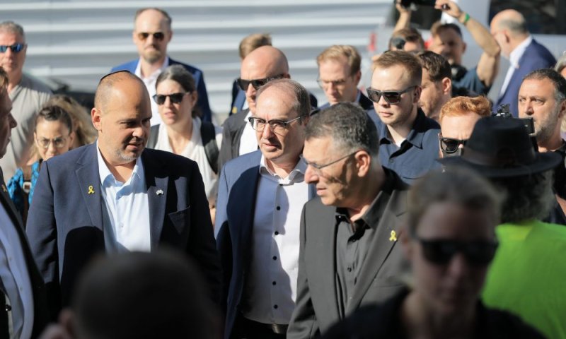 שר החוץ גדעון סער ושר הפנים הגרמני, ביקרו באתר נפילת הטיל בבת ים