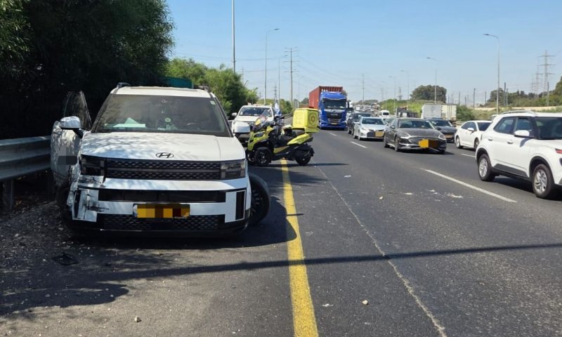נהג איבד הכרה והתנגש בעמוד קרוב לכניסה לראשון לציון