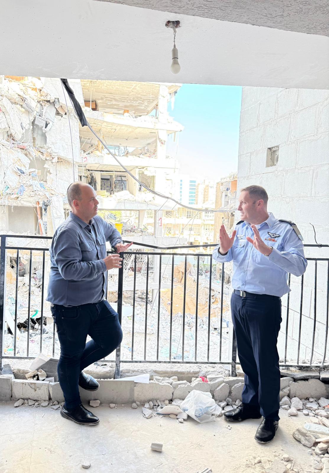 מפקד חיל האוויר ביקר בזירת נפילת הטיל בבת ים