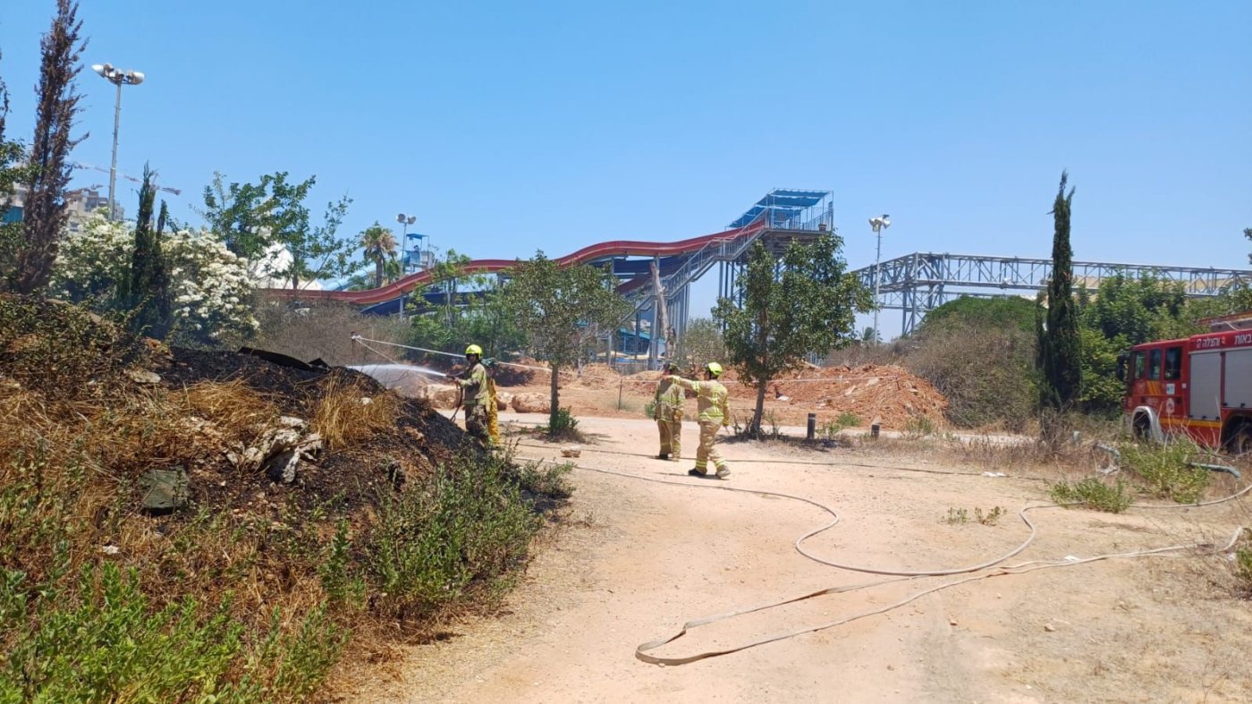 לוחמי האש השתלטו על שריפה סמוך לימית בחולון