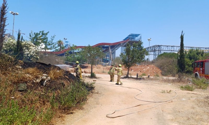 לוחמי האש השתלטו על שריפה סמוך לימית בחולון