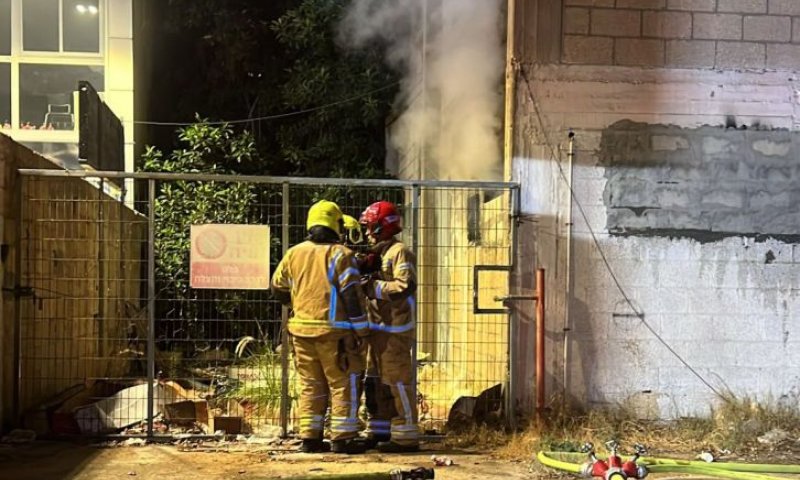 אדם חולץ משריפה באזור התעשייה בבת ים