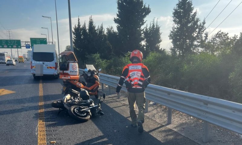 רוכב אופנוע נפצע בתאונה בכניסה לחולון