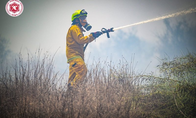 לוחמי האש וצוותי חילוץ של חולון מנעו אסון בשריפת קוצים