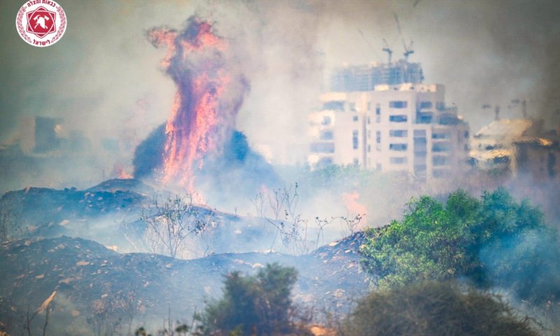 לוחמי האש פועלים בשריפה במזרח חולון