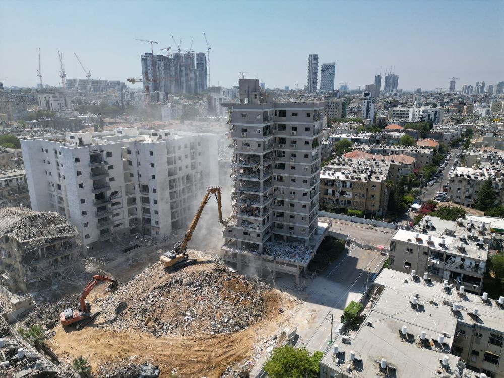 החלה הריסת הבניין בבת ים שנפגע מטיל בליסטי