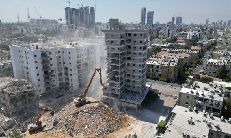 החלה הריסת הבניין בבת ים שנפגע מטיל בליסטי
