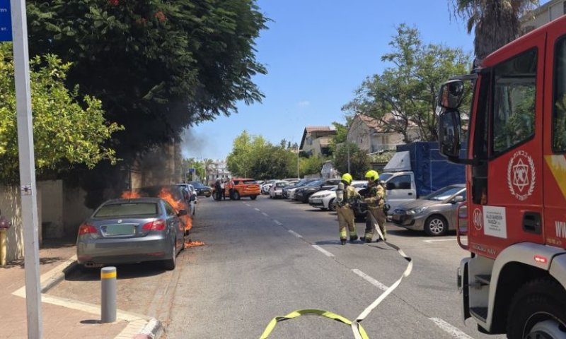 רכב עלה באש בשכונת נאות שושנים בחולון