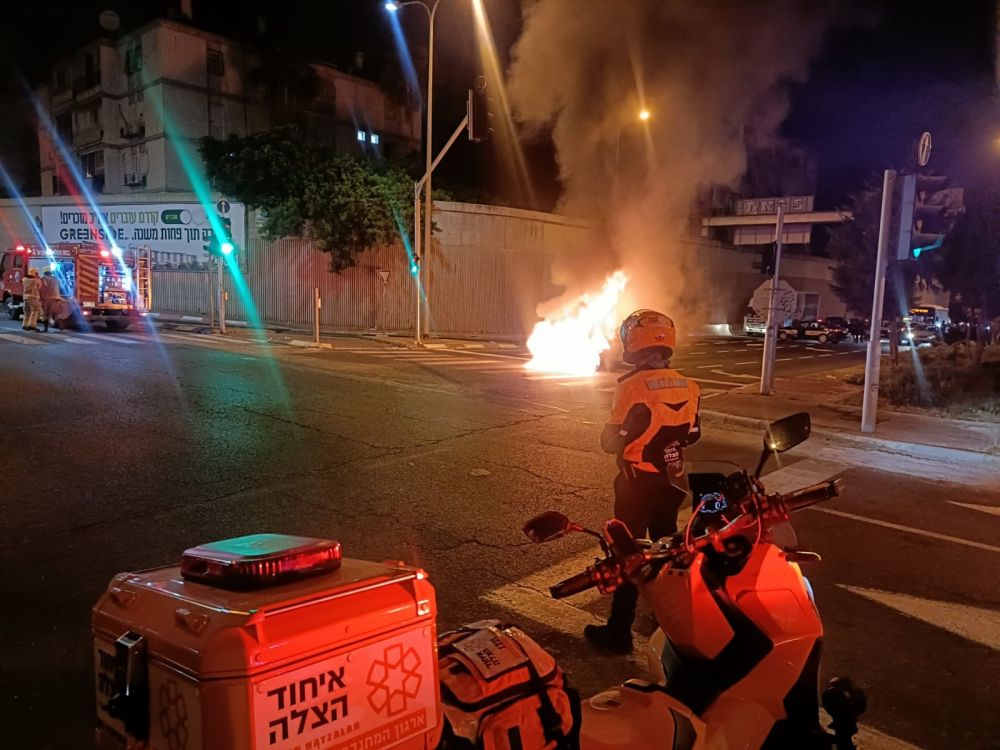 רכב עלה באש במחלף דב הוז בגבול חולון בת ים